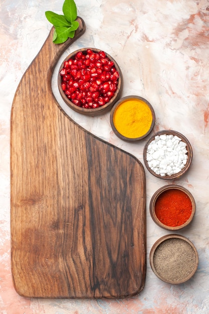 Deska z różnymi przyprawami