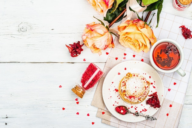 Kolacja przy świecach, talerz z potrawą